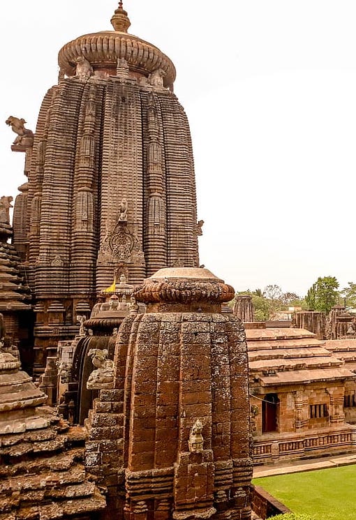 1-architecture-temple-travel-religion-ancient-lingraj-swami-temple