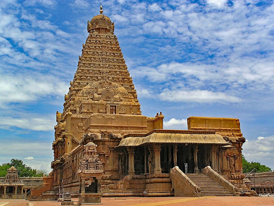 The towering vimana also known as Dakshina Meru.