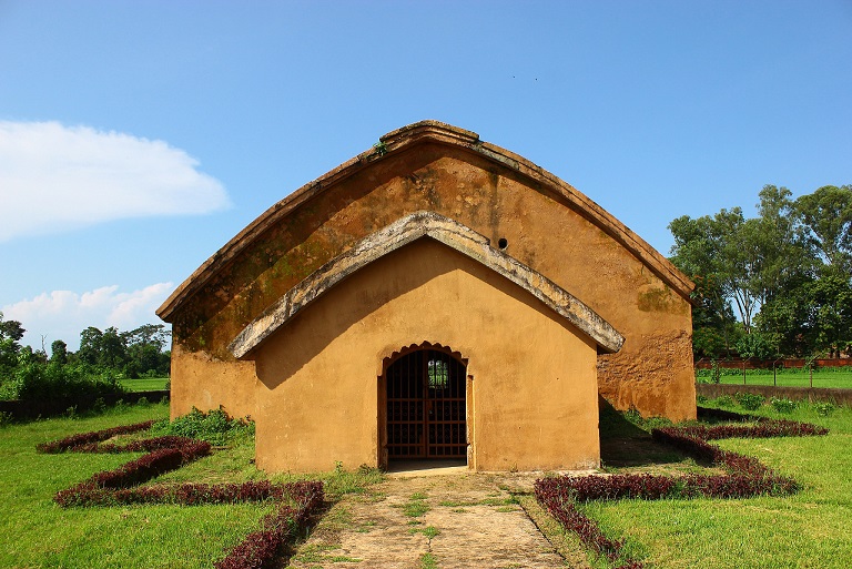 The Gola Ghar, built in Do-chala style. Image Source: Wikimedia Commons