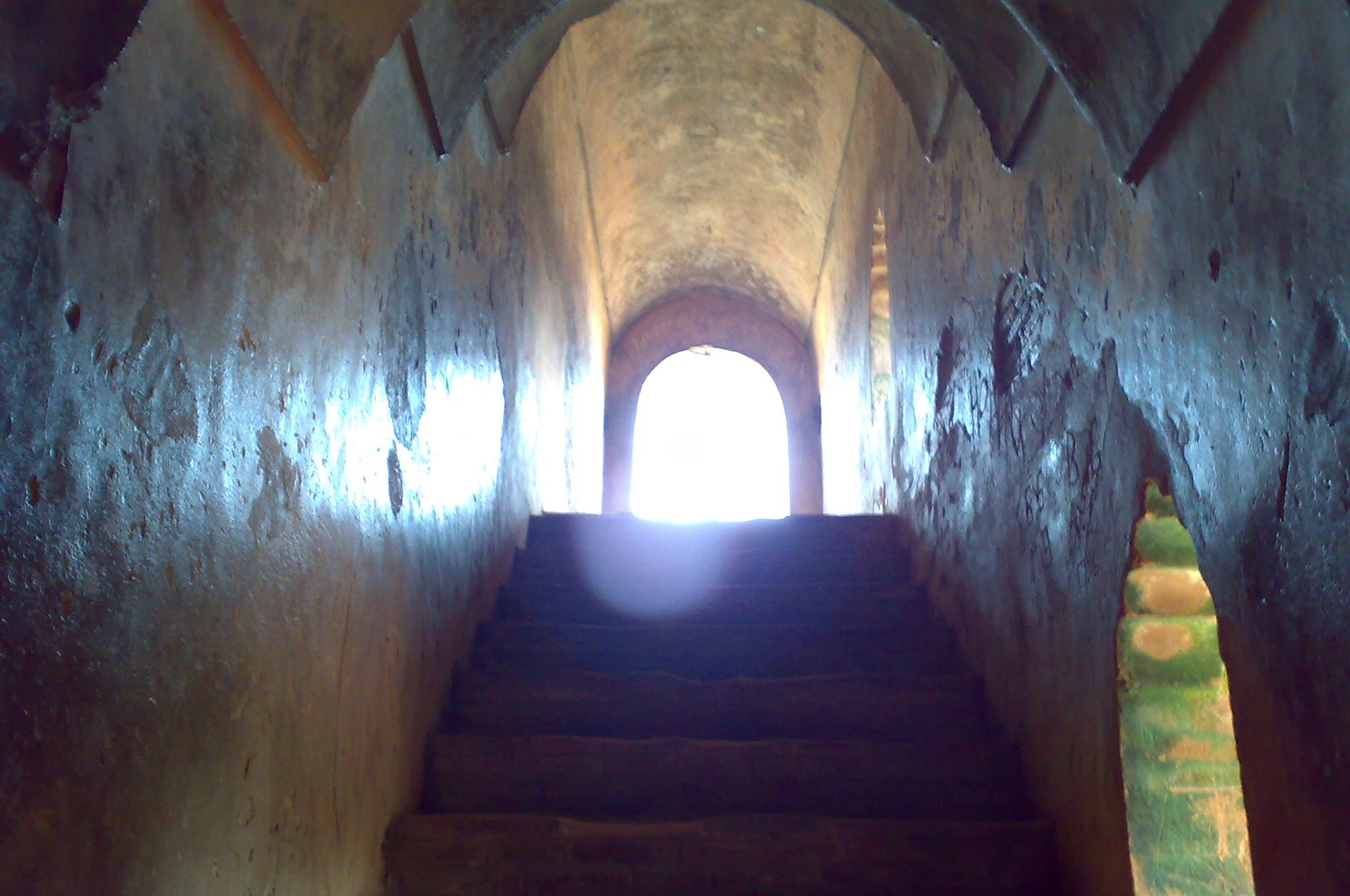 A staircase in the Talatal Ghar. Image Source: Wikimedia Commons