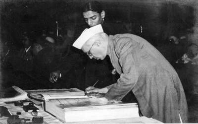 Jawaharlal_Nehru_signing_Indian_Constitution.jpg