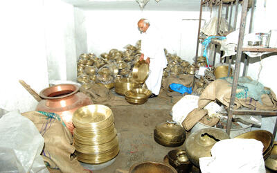 जंडियाला गुरु, पंजाब, भारत के ठठेरों के बीच पारंपरिक तौर पर पीतल और तांबे के बर्तन बनाने का शिल्प